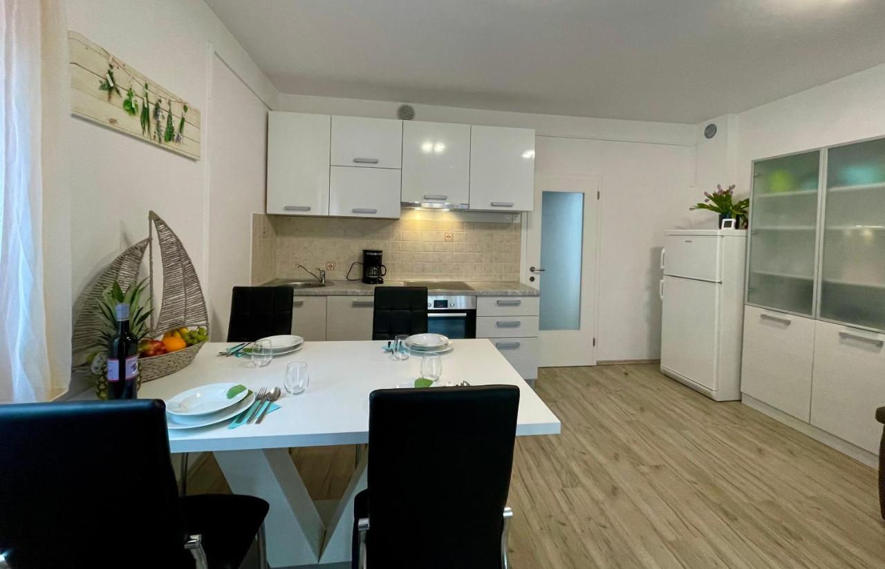 Lara Apartmán *