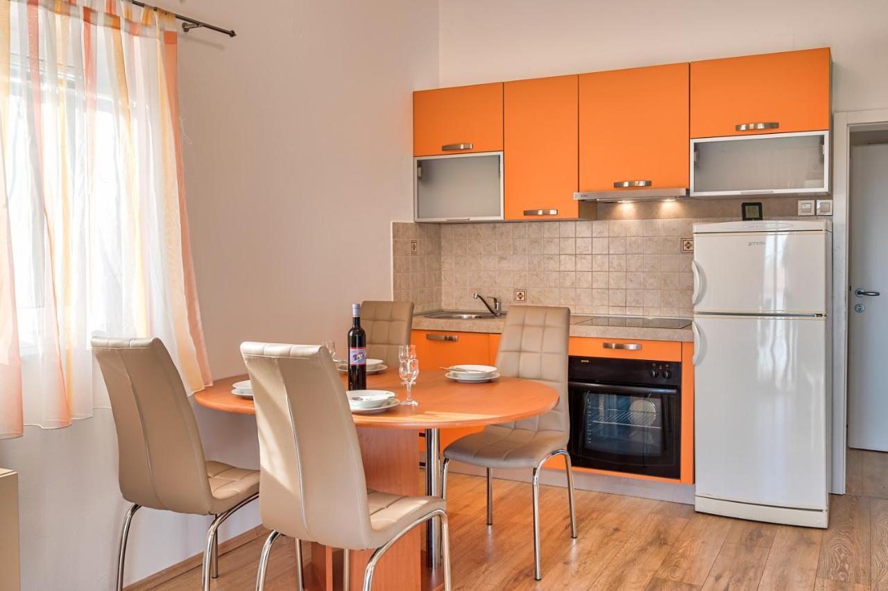 Lara Apartmán *