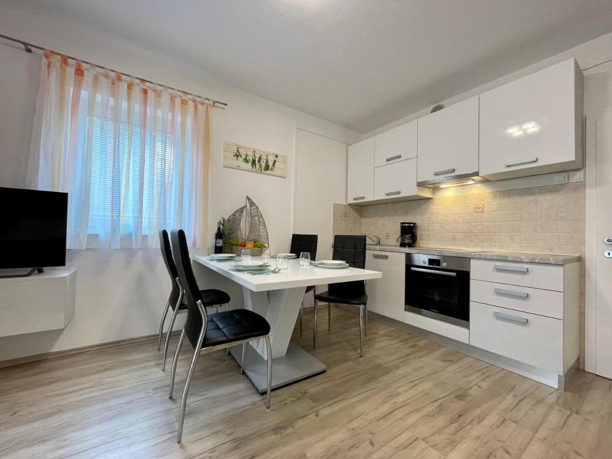 Lara Apartment *