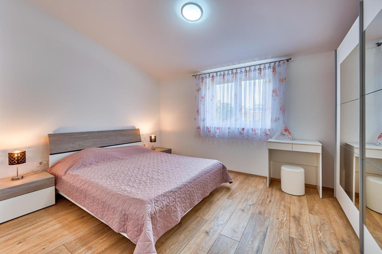 Apartment Lara