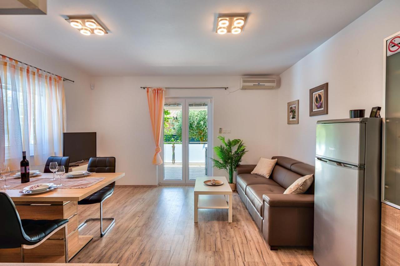 Lara Apartment *